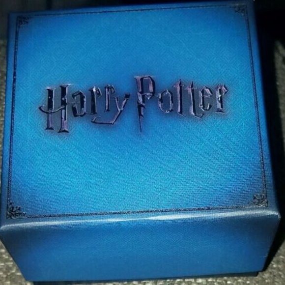 Harry Potter Slytherin Shield Pin New in Box - Picture 3 of 3